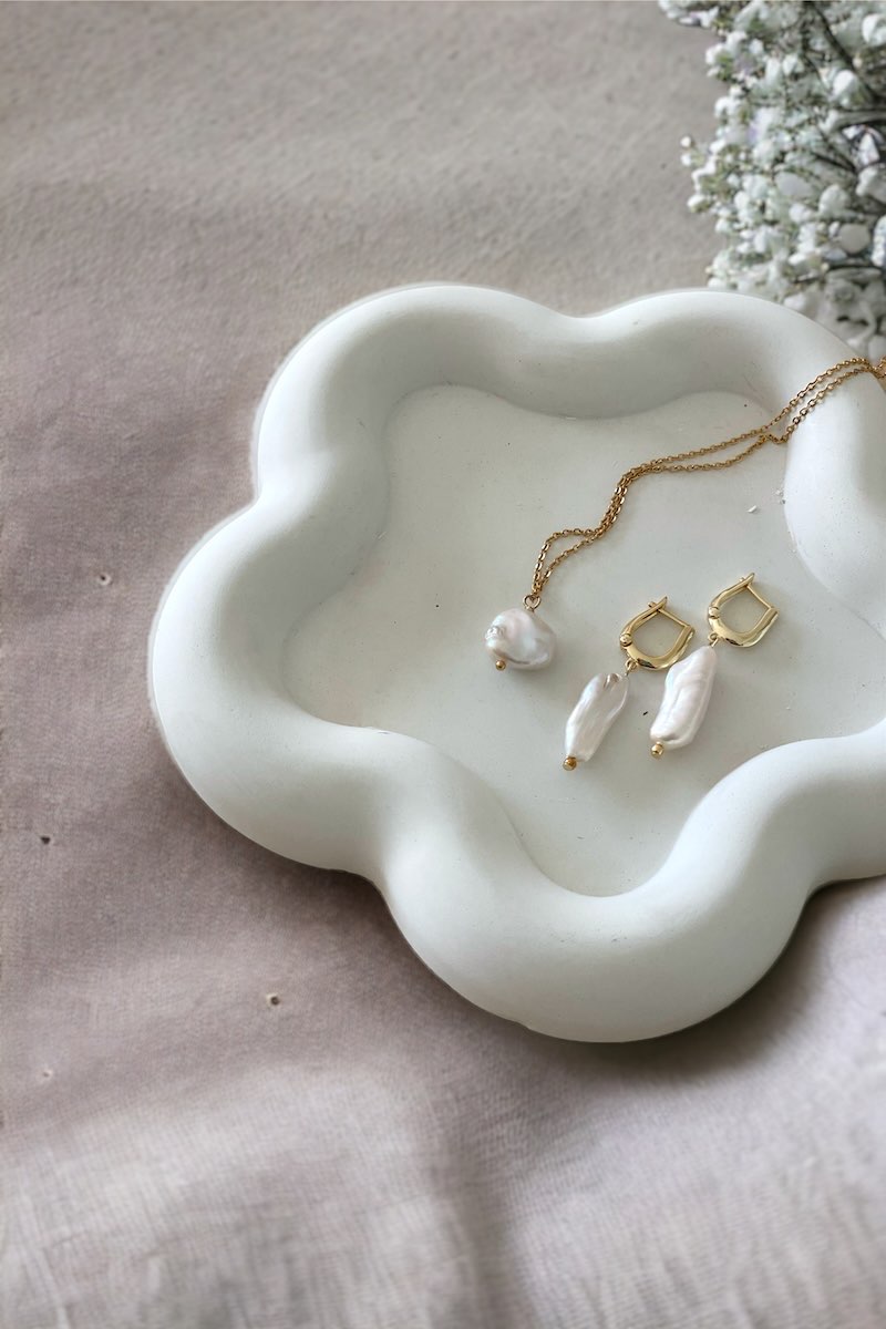 IRREGULAR PEARL EARRING image 1
