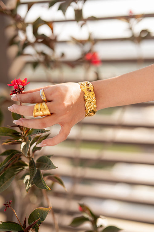 AURA GOLD HANDCUFF